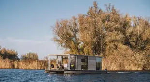 AquaHome - Bijzonder overnachten in de Biesbosch