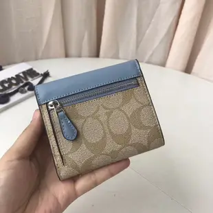 空姐精品代購 COACH 87589 新款女士立體馬車logo三折短款錢夾 後置拉鏈零錢袋 多卡位大容量 附代購憑證