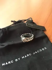 在飛比找Yahoo!奇摩拍賣優惠-Marc by Marc Jacobs 正品  旋轉鈕扣寬版