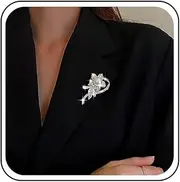 [TseenYi] Flower Pearl Brooch Pin Sparking Crystal Flower Pin Baroque Pearl Brooch Corsage Silver Crystal Leaf Pearl Pin Cardigan Clip Lapel Clip Shirt Clip Wedding Jewelry for Women and Girls, Zinc