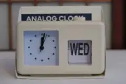 WHITE ANALOG CLOCK TIME & DAY NICE COMPACT SZ BATTERY POWERED w USER MANUAL