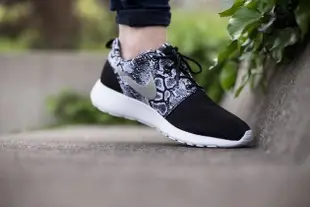 『 球鞋瘋 』Wmns Nike Roshe run One PRINT 黑白 銀勾 蛇紋 慢跑鞋 599432-003