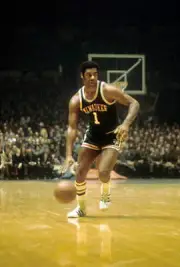 Oscar Robertson Of The Milwaukee Bucks 1971 OLD BASKETBALL PHOTO 3