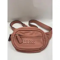 在飛比找蝦皮購物優惠-Guess 胸包｜GUESS 揹包｜粉色GUESS 肩揹包｜