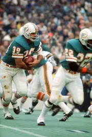 Larry Csonka Miami Dolphins carries the ball v the Minnesota Viki- 1974 Photo 1