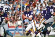 Fran Tarkenton Minnesota Vikings drops back to pass v the Oakland - Old Photo 5