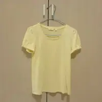 在飛比找蝦皮購物優惠-Uniqlo 鵝黃/淡黃 純棉 上衣 T恤 素T