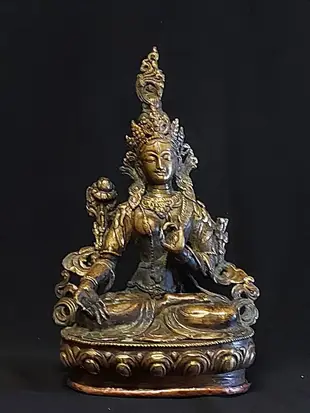 明代西藏銅鎏金封藏觀音雕像    在金銅佛像收藏板塊，出自明代，特別是永宣兩朝，由宮廷鑄造的佛像歷來為人們所看重，觀音造像也不例外。目前位列金銅觀音造型成交排
