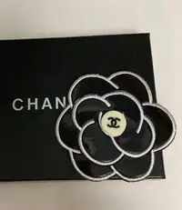 在飛比找Yahoo!奇摩拍賣優惠-現貨 chanel vintage 中古 正品 山茶花 胸針