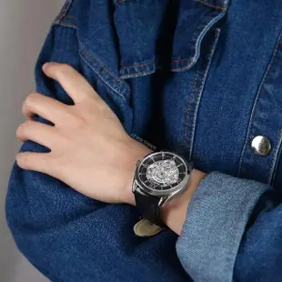 【GUESS】銀色系 三眼日期顯示腕錶 鏤空錶盤 黑色亮皮革錶帶 手錶 母親節(GW0389G1)