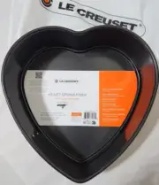Le Creuset Heart Springform Non Stick Bakeware Carbon Steel 10 x 9.5 x 2.75 NWT