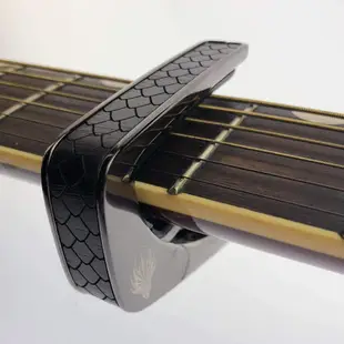Thalia Capo 黑鍍鉻 黑檀木龍麟造型鑲嵌裝飾 吉他移調夾【他，在旅行】