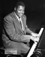 OSCAR PETERSON CANADIAN JAZZ PIANIST AND COMPOSER 8X10 PUBLICITY PHOTO (AZ-270)