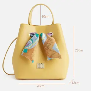 【Alviero Martini 義大利地圖包 】印花絲巾牛皮水桶包-黃色