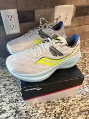 Saucony® Women's 7.5 B Triumph 20 Running Shoes in Fog/Vapor