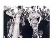 Vtg 1970s RICHARD AVEDON Photo Postcard - Socialities Margot McKendry, Machado