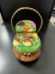 LIMOGES PEINT MAIN FRUIT BASKET TRINKET BOX