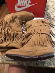 Minnetonka Womens 3 Layer Fringe Boot Taupe Suede 1637T Size 6 NIB