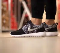 在飛比找Yahoo!奇摩拍賣優惠-『 球鞋瘋 』Wmns Nike Roshe run One