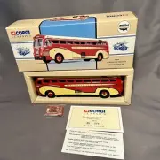 CORGI CLASSICS #98464 BURLINGTON TRAILWAYS OMAHA LINES BUS YELLOW COACH 743