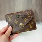 二手精品 LOUIS VUITTON 路易威登 LV VICTORINE 原花字紋三折釦子 短夾 錢包 M62472