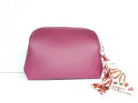 在飛比找Yahoo!奇摩拍賣優惠-Estee Lauder 粉色化妝包，售380元。