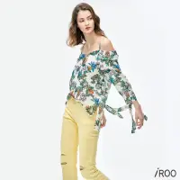 在飛比找momo購物網優惠-【iROO】花卉一字領經典設計長袖上衣