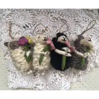 在飛比找蝦皮購物優惠-超可愛尼泊爾手工羊毛氈抱花朵綿羊吊飾掛飾