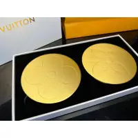 在飛比找蝦皮購物優惠-LOUIS VUITTON LV金屬髮絲紋黃銅杯墊 會員限定