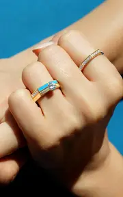 [Aisha Baker] Fingers Crossed Blue 18K Yellow Gold Diamond And Enamel Ring