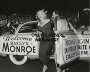 1952 SEXY MARILYN MONROE MONKEY BUSINESS PARADE CANDID 8X10 PHOTO PINUP BEAUTY