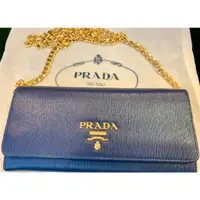 在飛比找蝦皮購物優惠-PRADA Saffiano 經典金字浮刻LOGO牛皮釦式長