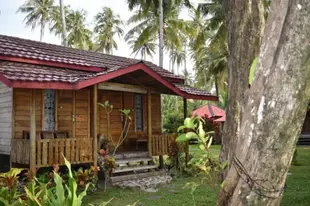 克魯伊穆頓瓦魯爾衝浪營民宿Krui Mutun Walur Surf Camp Guest House