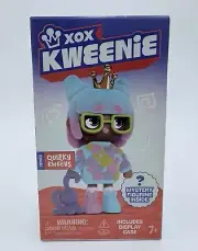XOX KWEENIE QUIRKY KWEENS KWEEN OF DANCE PARTIES 4" DOLL + CARD & DISPLAY CASE