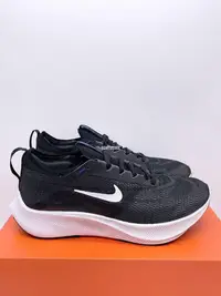 在飛比找Yahoo!奇摩拍賣優惠-Nike Zoom Fly 4 黑白女子超彈碳板跑步鞋 CT