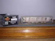 B.L.I. #1883 P.R.R. H-32 5-Bay Covered Hopper Car #253629 Weathered H.O. 1/87