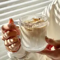 在飛比找momo購物網優惠-【日日好事】小雛菊花玻璃杯 直條紋杯子 浮雕早餐杯(耐熱玻璃