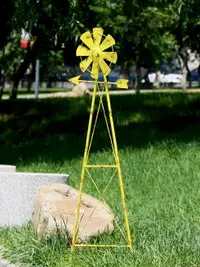 在飛比找樂天市場購物網優惠-戶外裝飾黃色風車幼兒園布置擺件花園公園庭院造景轉動鐵藝插件