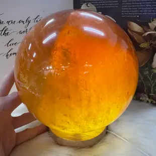 頂級亮透💯天然黃冰晶球1號7313公克❤️（A)頂級酒黃✨招偏財運之石❤️大款直徑17.3公分🤩不是黃水晶球❌是黃冰晶球