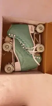 Glam Rollerskates, 25.3cm, or 10 inches, Teal and Pink, Brand New