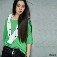 在飛比找momo購物網優惠-【iROO】飾鑽綠色上衣