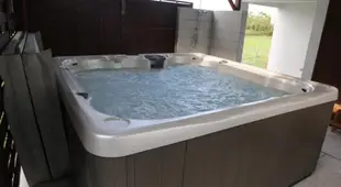 Joli bungalow avec jacuzzi chez Roberto