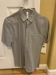 Lululemon Mens On Time SS Buttondown 2 Way Stretch DKAS Size SMALL
