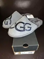 NEW IN BOX : UGG MENS SCUFF LOGO GREY / NAVY SLIP ON SHEARLING SLIPPER