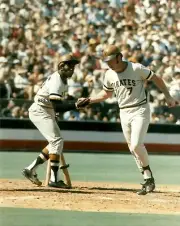 BOB ROBERTSON PITTSBURGH PIRATES HR 1971 W.S. 3-RIVERS STADIUM COLOR 8X10
