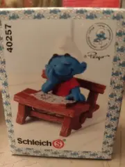 40257: Sleeping smurf at Schooldesk (Supersmurf) - Schleich - 5,5cm