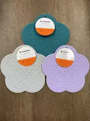 Set of "Powder Pink Purple & Vapeur" LE CREUSET Silicone Flower Trivet Hot Pad