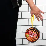 奈奈日雜【日清 炒麵 NISSIN U.F.O. 泡麵造型 杯子炒麵 化妝包 收納袋 小物包 收納包】