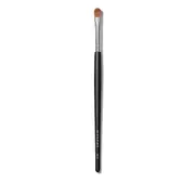 M124 Firm Eyeshadow Packer Brush