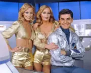 RICHARD BENJAMIN w/ CYB & PATRICIA BARNSTABLE IN "QUARK" - 8X10 PHOTO (CC996)